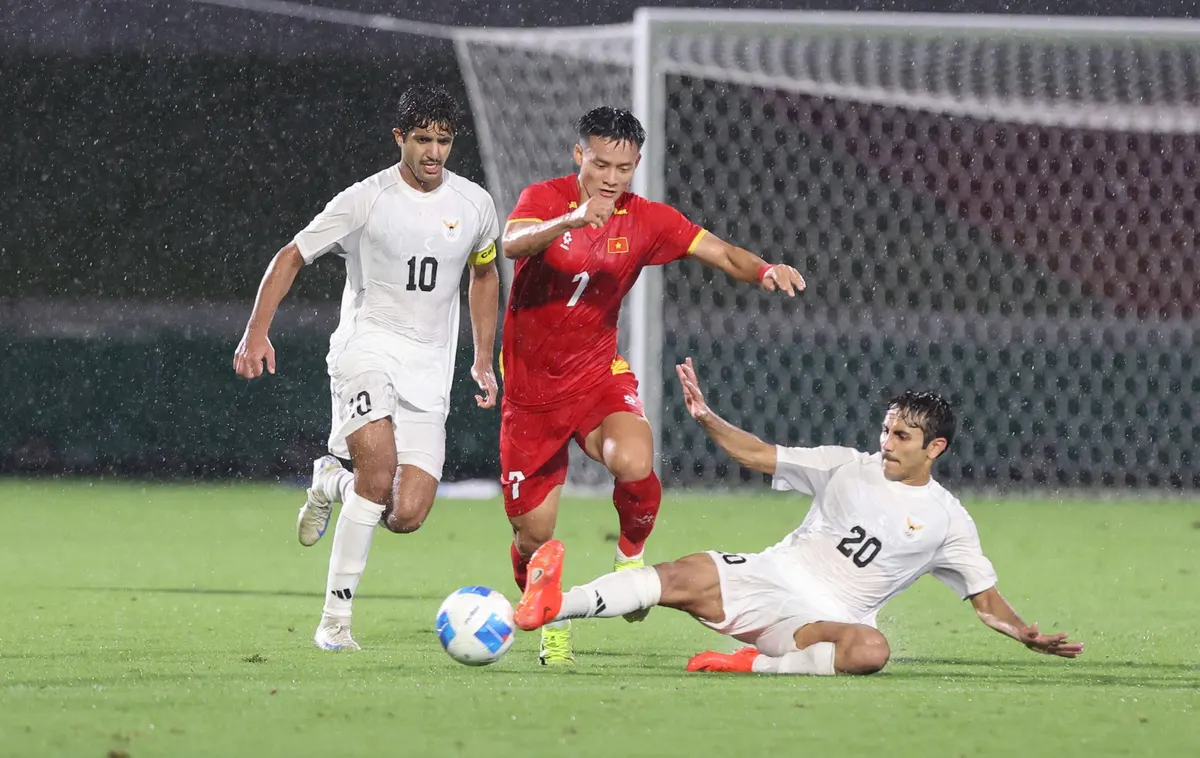 Cầu thủ U23 Việt Nam tranh bóng với cầu thủ U23 Kuwait trong trận ra quân ASIAD 2026