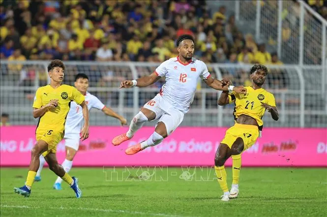 Tiền đạo Nguyễn Xuân Son (số 12) thi đấu trong trận bán kết lượt đi gặp Malaysia