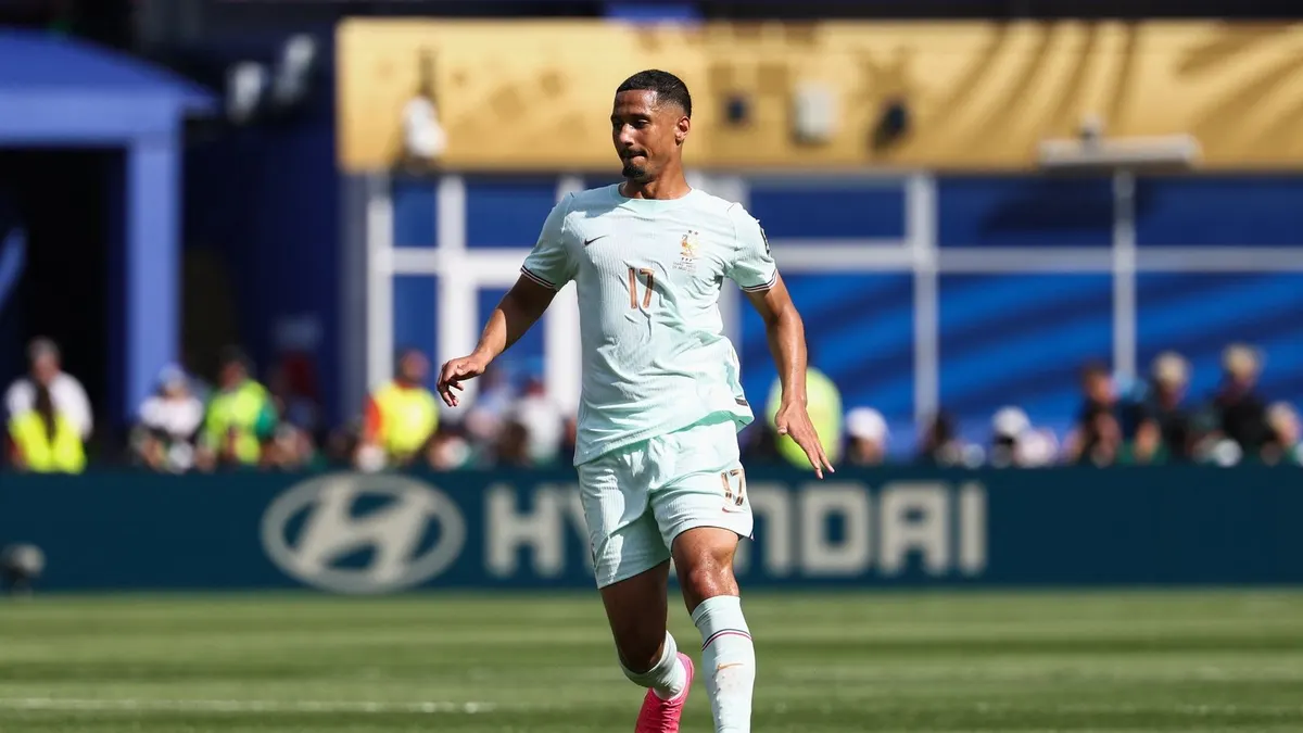 William Saliba kiểm soát bóng cho France tại World Cup 2026