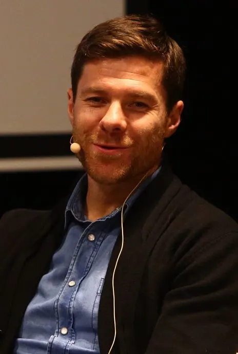 Chân dung Xabi Alonso tại một sự kiện về bóng đá