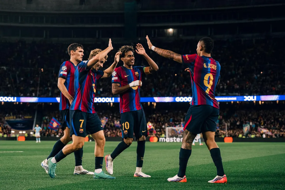 Lamine Yamal mặc áo số 10 ăn mừng cùng đồng đội Barcelona sau trận gặp Feyenoord ở Champions League